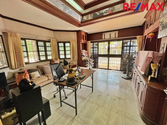ขายที่ดินพร้อมบ้าน 250 ตร.วา หลังแรก ถนนเมน ภัสรี พุทธมณฑลสาย 2 ซอย 5 | เหมาะปลูกบ้านหรู / รีโนเวท