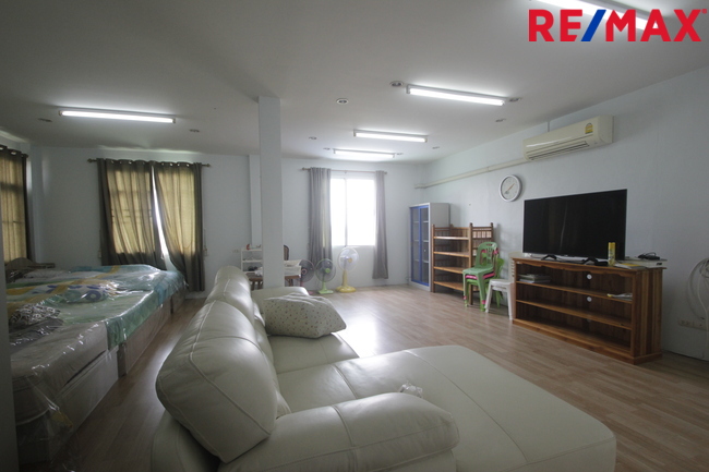 บ้านเดี่ยวพระราม2 บ้านติดน้ำติดทะเลสาบ สารินซิตี้บ้านนภาเหิร 305.3วา หลังบ้านติดน้ำยาว 42เมตร บรรยากาศเป็นส่วนตัวมาก รูปที่ดินถุงเงินถุงทอง พร้อมเรือนรับรอง 2ชั้น บ้านกว้าง สนามหญ้ารอบบ้านขนาดใหญ่ ราคานี้ไม่มีอีกแล้ว