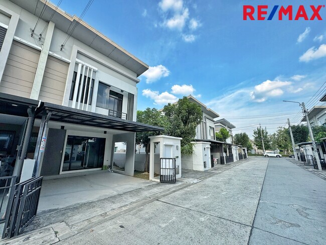 บ้านแฝดหลังมุม 164 ตร.ม. เดอะ ทรัสต์ ราชพฤกษ์-รัตนาธิเบศร์ ติดสวนส่วนกลาง 4 นอน สภาพใหม่ พร้อมอยู่ เพียง 3.09 ล้าน!