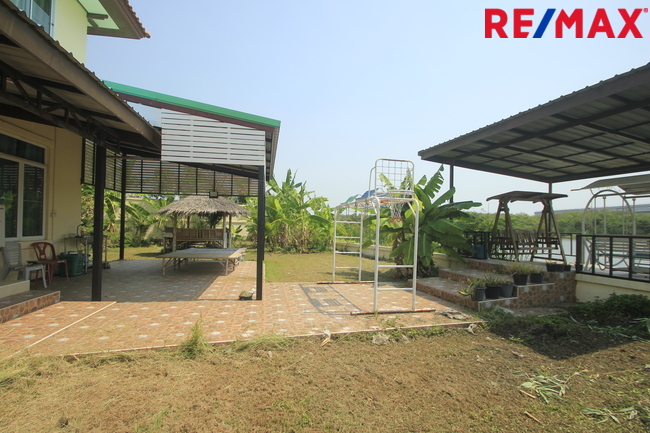 บ้านเดี่ยวพระราม2 บ้านติดน้ำติดทะเลสาบ สารินซิตี้บ้านนภาเหิร 305.3วา หลังบ้านติดน้ำยาว 42เมตร บรรยากาศเป็นส่วนตัวมาก รูปที่ดินถุงเงินถุงทอง พร้อมเรือนรับรอง 2ชั้น บ้านกว้าง สนามหญ้ารอบบ้านขนาดใหญ่ ราคานี้ไม่มีอีกแล้ว