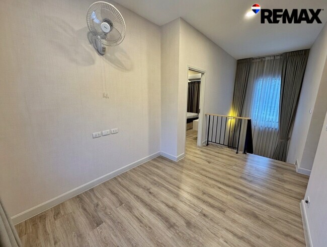 ขายขาดทุนกว่าล้าน! บ้านเดี่ยVenue Flow แจ้งวัฒนะ หลังใหญ่ 73 ตร.ว. ตำแหน่ง Rare Item วิวสวนส่วนกลางหน้าบ้าน (ไม่ชนใคร) 5 นอน สภาพใหม่พร้อมอยู่