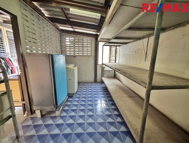 ขายที่ดินพร้อมบ้านเดี่ยว โชคชัย 4 ซอย 25 ขนาด 97 ตร.ว. หน้ากว้าง 20 เมตร ทรงสวยที่สุดในย่าน! ใกล้รถไฟฟ้าสายสีเหลือง 1.5 กม. — เหมาะสร้างบ้านหรูหรือรีโนเวท