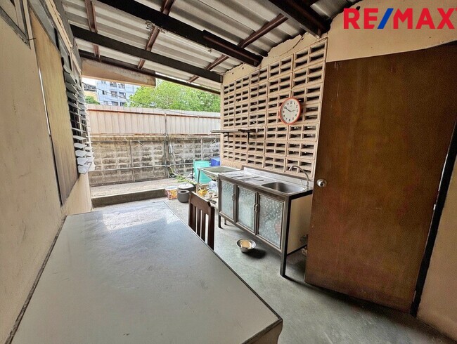 ขายที่ดินพร้อมบ้านเดี่ยว โชคชัย 4 ซอย 25 ขนาด 97 ตร.ว. หน้ากว้าง 20 เมตร ทรงสวยที่สุดในย่าน! ใกล้รถไฟฟ้าสายสีเหลือง 1.5 กม. — เหมาะสร้างบ้านหรูหรือรีโนเวท