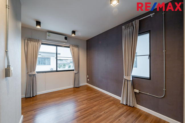 หลังมุม New Listing! 2026 Town Avenue Cocos ทาวน์โฮมจาก Sansiri 23 ตร.วา (#บ้านตัวอย่าง ) พระรามสอง ซอย 50, แยก 7, ใกล้ Central พระรามสอง เพียง 700 เมตร [ขายขาดทุนถึง 1.5 ล้าน มาในราคาพิเศษ!!
