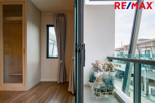 หลังมุม New Listing! 2026 Town Avenue Cocos ทาวน์โฮมจาก Sansiri 23 ตร.วา (#บ้านตัวอย่าง ) พระรามสอง ซอย 50, แยก 7, ใกล้ Central พระรามสอง เพียง 700 เมตร [ขายขาดทุนถึง 1.5 ล้าน มาในราคาพิเศษ!!