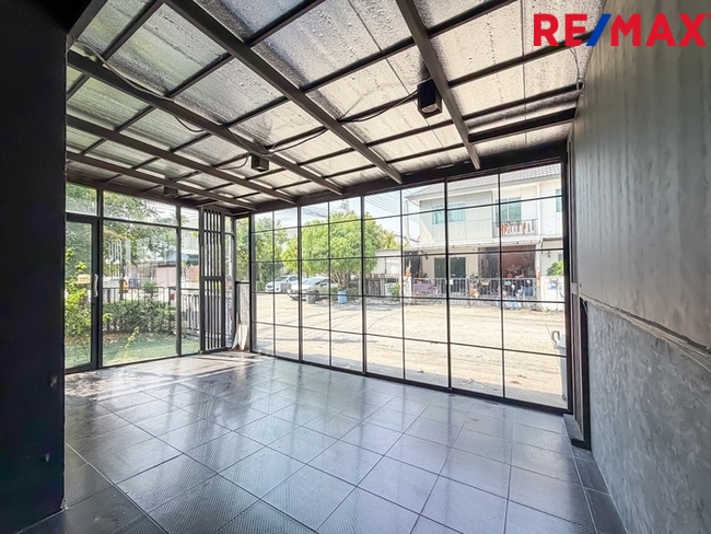 บ้านพฤกษา(คู้ขวา)เลียบวารี-มีนบุรี { บ้านหลังมุม 28.10 ตร.ว. } ใกล้ห้างแม็คโครหนองจอก มีพื้นที่ข้างบ้าน ต่อเติมห้องครัว ห้องอเนกประสงค์ หน้าบ้านมีห้องกระจกบานสไลด์ขนาดใหญ่
