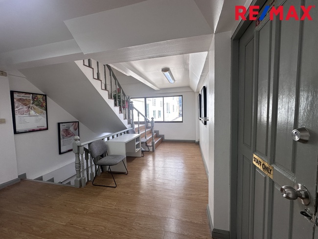 เหมาะสำนักงานใหญ่ | สถาบันการศึกษา | Boutique Hotel 6 คูหา 4 ชั้น 1,800 ตร.ม. | ที่จอด 28 คัน | เข้า-ออก 2 ด้าน ศรีนครินทร์ แปลงมุม — 50 ม.จาก BTS ศรีแบริ่ง ราคาประเมิน 98.8 ล้าน → เสนอขายจริง 75 ล้านบาท