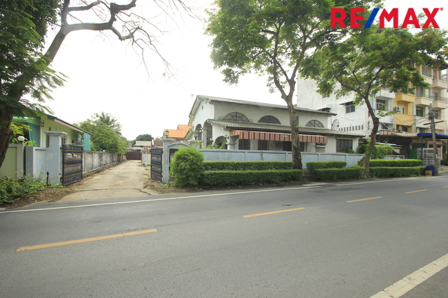 บ้านเดี่ยวริมถนนแก้วเงินทอง บางพรม ฉิมพลี 106ตารางวา 1ชั้น ใกล้โรงเรียนนานาชาติเคนซิงตัน ตรงข้ามหมู่บ้านธีรินทร์ อยู่อาศัย ค้าขายได้ ใกล้โรงพยาบาลศิริราช เดินทางสะดวก