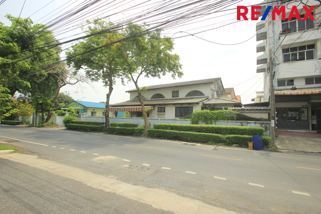 บ้านเดี่ยวริมถนนแก้วเงินทอง บางพรม ฉิมพลี 106ตารางวา 1ชั้น ใกล้โรงเรียนนานาชาติเคนซิงตัน ตรงข้ามหมู่บ้านธีรินทร์ อยู่อาศัย ค้าขายได้ ใกล้โรงพยาบาลศิริราช เดินทางสะดวก