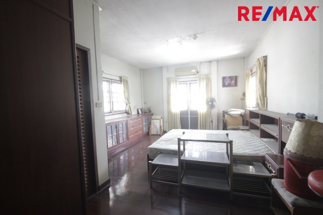 บ้านเดี่ยวแก้วเงินทองราชพฤกษ์ บางพรม 2ชั้น 154วา บ้านสร้างเอง ใกล้ถนนใหญ่ โรงเรียนนานาชาติเคนซิงตัน ใกล้โรงพยาบาลศิริราช แยกไฟฉาย บ้านนอกโครงการ เป็นส่วนตัวบรรยากาศบ้านสวน