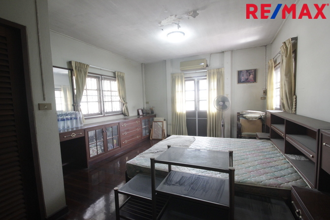 บ้านเดี่ยวแก้วเงินทองราชพฤกษ์ บางพรม 2ชั้น 154วา บ้านสร้างเอง ใกล้ถนนใหญ่ โรงเรียนนานาชาติเคนซิงตัน ใกล้โรงพยาบาลศิริราช แยกไฟฉาย บ้านนอกโครงการ เป็นส่วนตัวบรรยากาศบ้านสวน