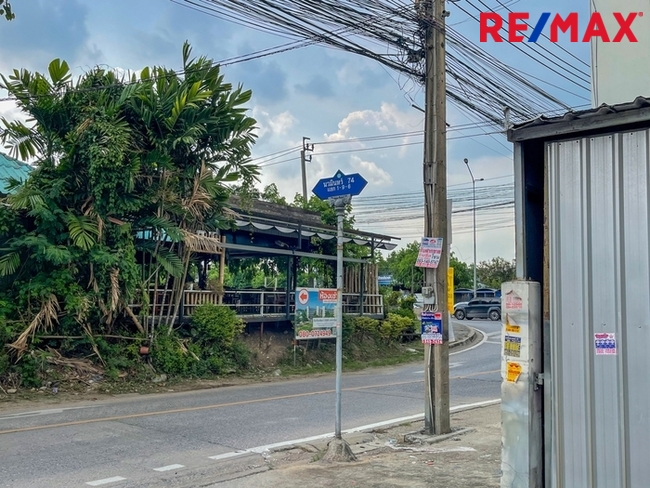 อาคารพาณิชย์ 3.5 ชั้น ติดถนนรัชดา-รามอินทรา (ปากซอยนวมินทร์ 74) มีชั้นใต้ดิน มีที่จอดรถ ทำเลดีเดินทางสะดวก เกษตรฯ - รามอินทรา - บางกะปิ - หลักสี่