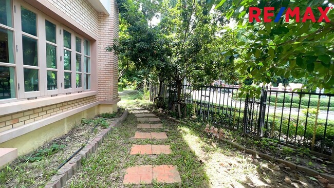 ขายบ้าน พฤกษ์ภิรมย์ สาทร ราชพฤกษ์ ติดถนนเมน ตรงข้ามสวน มีเรือนรับรอง ที่ดินแปลงใหญ่ 227 ตรว.