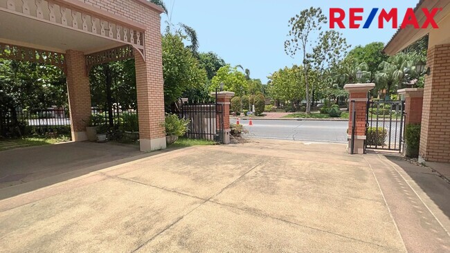 ขายบ้าน พฤกษ์ภิรมย์ สาทร ราชพฤกษ์ ติดถนนเมน ตรงข้ามสวน มีเรือนรับรอง ที่ดินแปลงใหญ่ 227 ตรว.