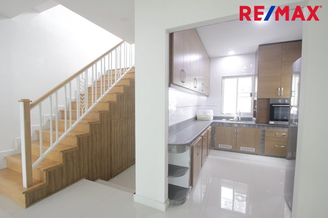 บ้านเดี่ยวภัสสรเพรสทีจปิ่นเกล้าเพชรเกษม บ้านใหม่ไม่เคยอยู่ ขายขาดทุน พร้อมเฟอร์นิเจอร์บิ้วท์อิน แอร์ ตู้เย็น บ้านสภาพดีพร้อมอยู่ 61.9ตารางวา ซ.5ต้นโครงการ ราคาเจรจาได้