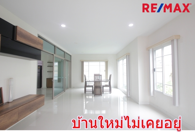 บ้านเดี่ยวภัสสรเพรสทีจปิ่นเกล้าเพชรเกษม บ้านใหม่ไม่เคยอยู่ ขายขาดทุน พร้อมเฟอร์นิเจอร์บิ้วท์อิน แอร์ ตู้เย็น บ้านสภาพดีพร้อมอยู่ 61.9ตารางวา ซ.5ต้นโครงการ ราคาเจรจาได้