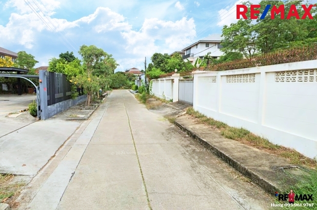 ขายบ้านเรืองอนันต์ เพชรเกษม 64 บ้านเดี่ยว 3 ชั้น พร้อมที่ดินแปลงใหญ่ รวม 300 ตร.วา ได้ถึง 7 ห้องนอน คุ้มค่าด้วยวัสดุอย่างดี ไม้แท้ ทั้งหลัง บ้านเหมือนใหม่ เหมาะทำออฟฟิศ หรือครอบครัวขนาดใหญ่ สร้างบ้านแยกในอาณาเขตเดียวกัน