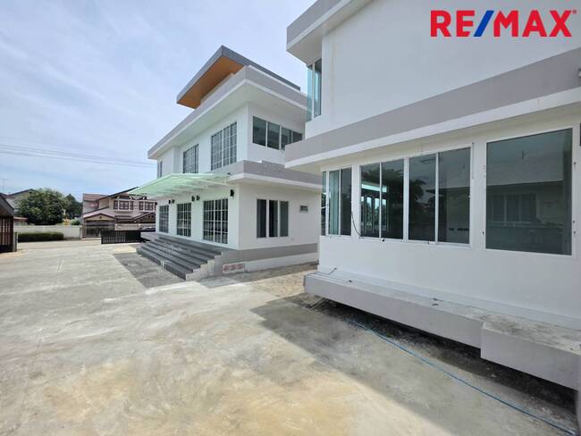 บ้าน/ออฟฟิศสร้างใหม่ 3 ชั้น (2 อาคาร) พื้นที่ใช้สอย 930 ตร.ม. พร้อมจอดรถได้กว่า 10 คัน บนทำเลใกล้ BTS แยกคปอ. และดอนเมืองเพียง 5 นาที