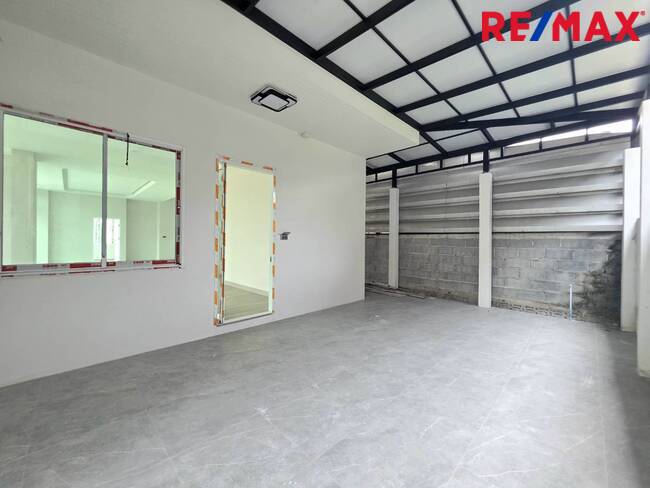 บ้าน/ออฟฟิศสร้างใหม่ 3 ชั้น (2 อาคาร) พื้นที่ใช้สอย 930 ตร.ม. พร้อมจอดรถได้กว่า 10 คัน บนทำเลใกล้ BTS แยกคปอ. และดอนเมืองเพียง 5 นาที