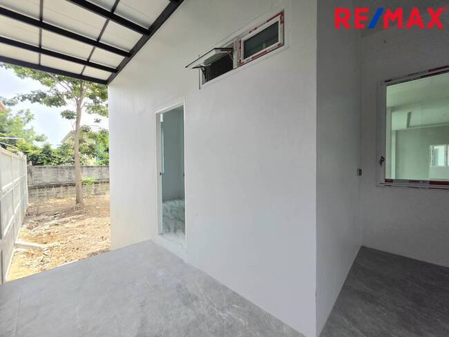 บ้าน/ออฟฟิศสร้างใหม่ 3 ชั้น (2 อาคาร) พื้นที่ใช้สอย 930 ตร.ม. พร้อมจอดรถได้กว่า 10 คัน บนทำเลใกล้ BTS แยกคปอ. และดอนเมืองเพียง 5 นาที