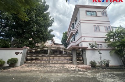 บ้านเดี่ยว 2 ชั้น และอาคารตึก 3 ชั้น บนที่ดิน 428.6 ตร.ว. สวนหลวงนิเวศน์ เฉลิมพระเกียรติ ร.9 ซอย 34 ติดถนนใหญ่ ในราคา 42 ล้านบาท
