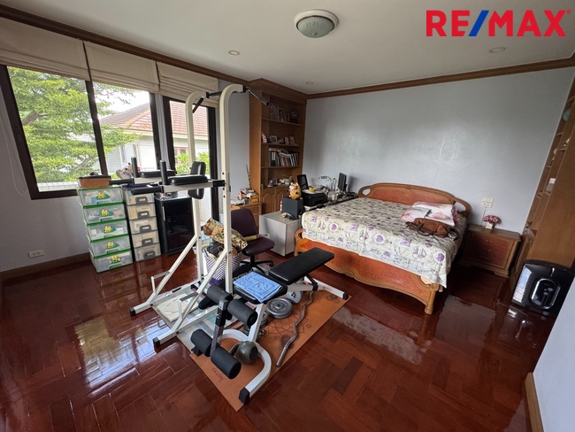 บ้านเดี่ยว 2 ชั้น และอาคารตึก 3 ชั้น บนที่ดิน 428.6 ตร.ว. สวนหลวงนิเวศน์ เฉลิมพระเกียรติ ร.9 ซอย 34 ติดถนนใหญ่ ในราคา 42 ล้านบาท