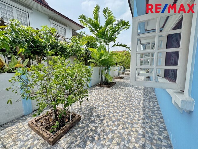 บ้านเดี่ยว รัตนาธิเบศร์ ใกล้รถไฟฟ้า 2 สาย รีโนเวทใหม่ทั้งหลัง มณียา ท่าอิฐ พร้อมอยู่ทันที ทำเลดี เหมาะสำหรับอยู่อาศัยหรือทำ Home Office ราคาสุดคุ้ม