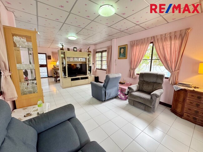 บ้านเดี่ยว รัตนาธิเบศร์ ใกล้รถไฟฟ้า 2 สาย รีโนเวทใหม่ทั้งหลัง มณียา ท่าอิฐ พร้อมอยู่ทันที ทำเลดี เหมาะสำหรับอยู่อาศัยหรือทำ Home Office ราคาสุดคุ้ม
