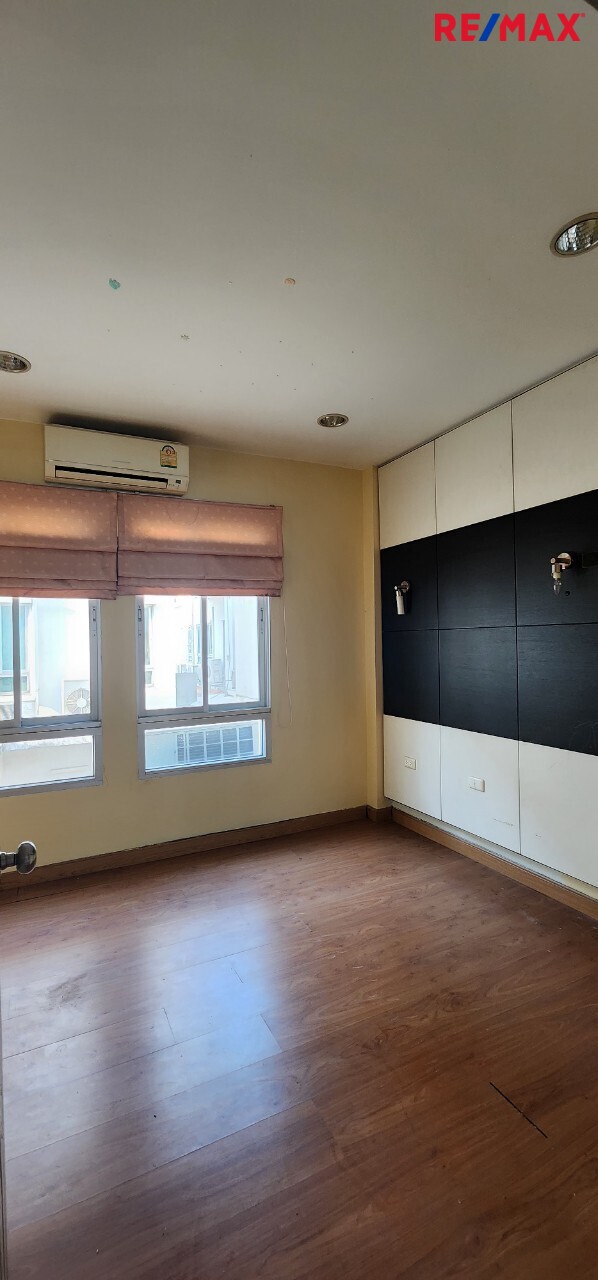 ทาวน์เฮ้าส์ รีโนเวทใหม่ Townhouse 3ชั้น ใกล้ทางด่วนประชาชื่น