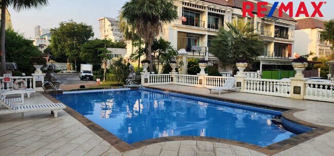 ทาวน์เฮ้าส์ รีโนเวทใหม่ Townhouse 3ชั้น ใกล้ทางด่วนประชาชื่น