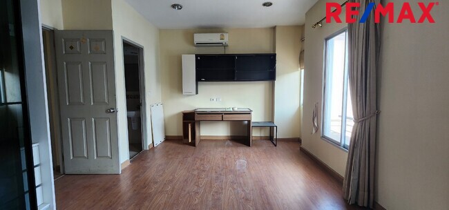 ทาวน์เฮ้าส์ รีโนเวทใหม่ Townhouse 3ชั้น ใกล้ทางด่วนประชาชื่น
