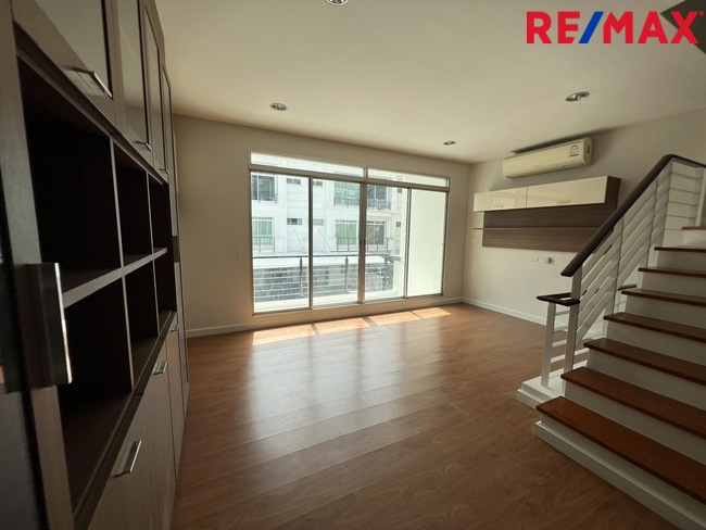 ทาวน์เฮ้าส์ รีโนเวทใหม่ Townhouse 3ชั้น ใกล้ทางด่วนประชาชื่น