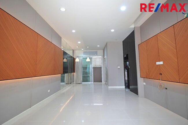 บ้านกลางเมือง สาทร ตากสิน 2 Baan Klang Muang Sathorn-Taksin 2 หน้าสวน สภาพดี ราคาทุน