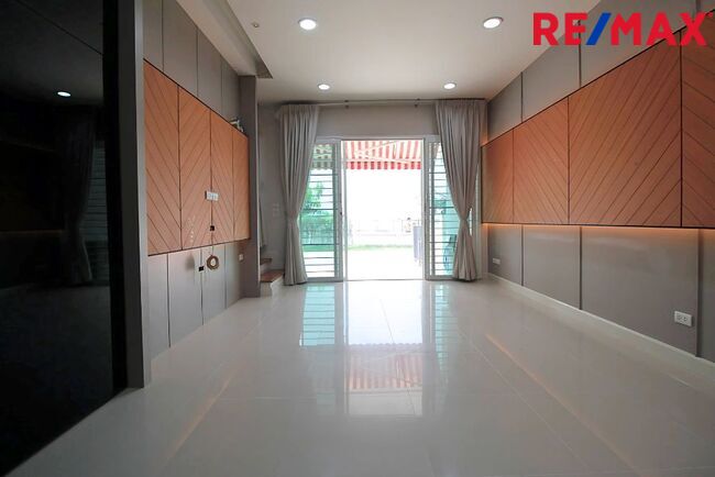 บ้านกลางเมือง สาทร ตากสิน 2 Baan Klang Muang Sathorn-Taksin 2 หน้าสวน สภาพดี ราคาทุน