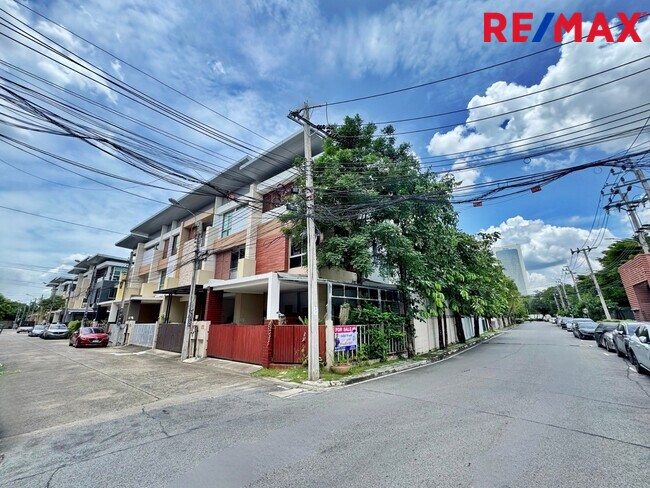 ขายบ้าน 3 ชั้น หลังมุม ภัทรโมทาวน์ แจ้งวัฒนะ 19 อยู่หน้าคลับเฮ้าส์ 35 ตร.ว. ต่อเติมครบ พร้อมอยู่ ใกล้สถานีรถไฟฟ้าสายสีชมพู “แจ้งวัฒนะ ปากเกร็ด 28”