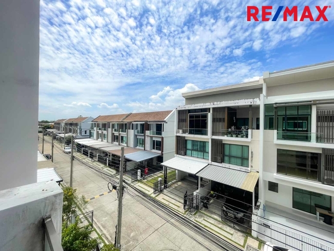The Terrace รามอินทรา65 ทาวน์โฮม3ชั้น (ซอยถนอมมิตร) ที่ดิน 22 ตร.วา ใช้สอย 180 ตร.ม. เดินทางไปได้ทั้ง พระราม 9 / เอกมัย / บางนา / ดาวคะนอง หรือจะวนไปออกวงแหวนตะวันออกเพื่อไปลำลูกกา รังสิต