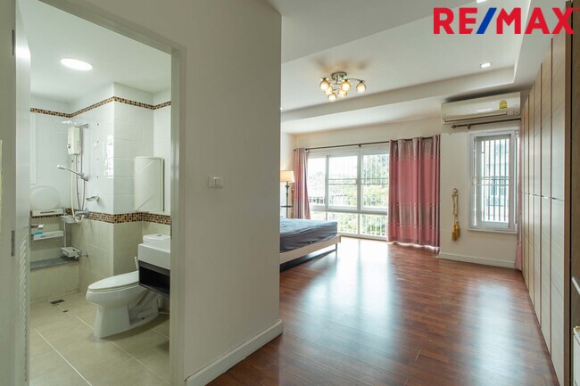ขายทาวน์โฮม3ชั้น ห้องริมมีพื้นที่ ม.เออร์เบิน สาทร ติดถนนราชพฤกษ์ ใกล้รถไฟฟ้า BTS และ MRT บางหว้า
