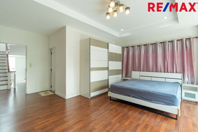 ขายทาวน์โฮม3ชั้น ห้องริมมีพื้นที่ ม.เออร์เบิน สาทร ติดถนนราชพฤกษ์ ใกล้รถไฟฟ้า BTS และ MRT บางหว้า