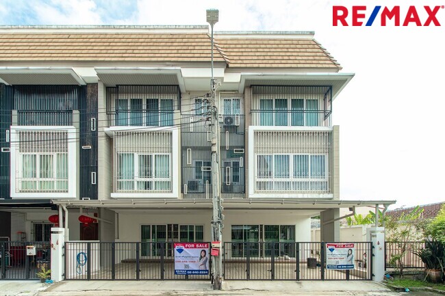ขายทาวน์โฮม3ชั้น ห้องริมมีพื้นที่ ม.เออร์เบิน สาทร ติดถนนราชพฤกษ์ ใกล้รถไฟฟ้า BTS และ MRT บางหว้า