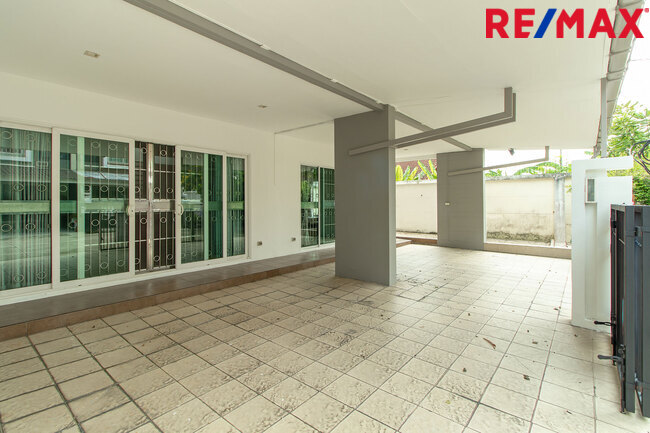 ขายทาวน์โฮม3ชั้น ห้องริมมีพื้นที่ ม.เออร์เบิน สาทร ติดถนนราชพฤกษ์ ใกล้รถไฟฟ้า BTS และ MRT บางหว้า