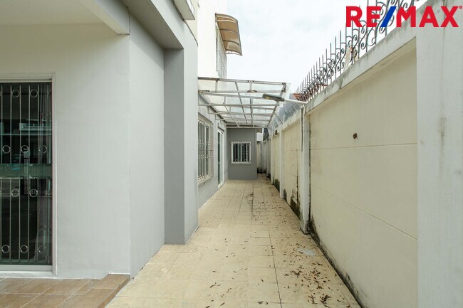 ขายทาวน์โฮม3ชั้น ห้องริมมีพื้นที่ ม.เออร์เบิน สาทร ติดถนนราชพฤกษ์ ใกล้รถไฟฟ้า BTS และ MRT บางหว้า