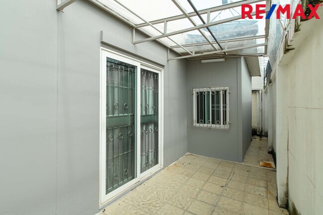 ขายทาวน์โฮม3ชั้น ห้องริมมีพื้นที่ ม.เออร์เบิน สาทร ติดถนนราชพฤกษ์ ใกล้รถไฟฟ้า BTS และ MRT บางหว้า