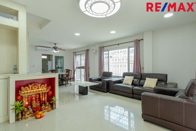 ขายทาวน์โฮม3ชั้น ห้องริมมีพื้นที่ ม.เออร์เบิน สาทร ติดถนนราชพฤกษ์ ใกล้รถไฟฟ้า BTS และ MRT บางหว้า