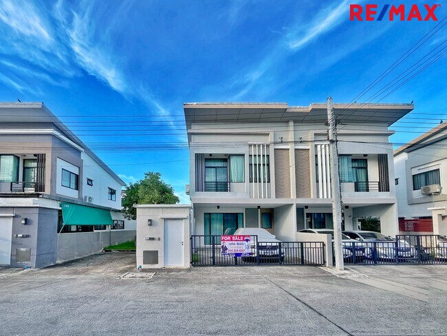 ขายบ้านหลังมุมสวย พร้อมอยู่ “เดอะ ทรัสต์ 95 ราชพฤกษ์ - รัตนาธิเบศร์” ตกแต่งบิ้วท์อินสวย | ราคาต่ำกว่าราคาประเมิน!