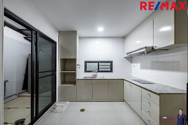 [ New Listing! 2025 ] Town Avenue Cocos ทาวน์โฮมจาก Sansiri หลังมุม 22.5 ตร.วา (ต่อเติมครัวสวย L- Shape Modern ครบ #ลงเสาเข็มให้แล้ว ) พระรามสอง ซอย 50, แยก 7, ใกล้ Central พระรามสอง เพียง 700 เมตร [ราคาพิเศษ!]