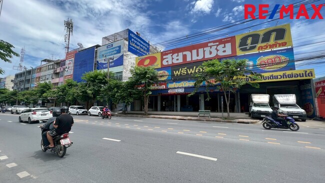ขายอาคารพาณิชย์ ริมถนนประชาอุทิศ 125 ตร.ว. พร้อมที่จอดรถ สำนักงานครบ