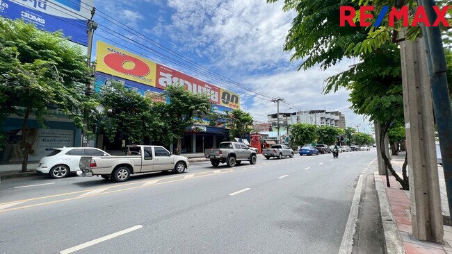 ขายอาคารพาณิชย์ ริมถนนประชาอุทิศ 125 ตร.ว. พร้อมที่จอดรถ สำนักงานครบ