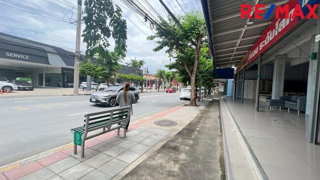 ขายอาคารพาณิชย์ ริมถนนประชาอุทิศ 125 ตร.ว. พร้อมที่จอดรถ สำนักงานครบ