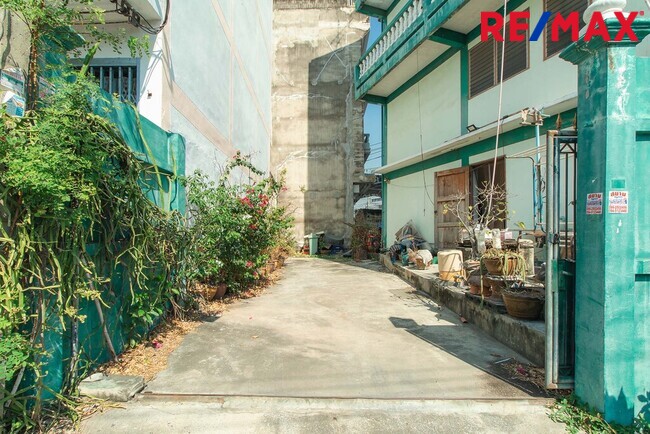 ขายตึก 5 ชั้น 2 คูหา ติดถนนกำนันแม้น กัลปพฤกษ์ - เทอดไท มุมซอยศาลธนบุรี 23 จอดรถสะดวก 8.5 ล้านบาท