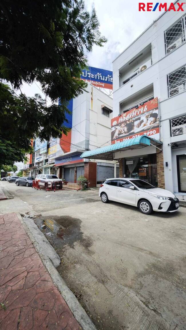 ตึกแถว 3 ชั้น ทำเลปัง ตรงข้ามโรบินสันศรีสมาน